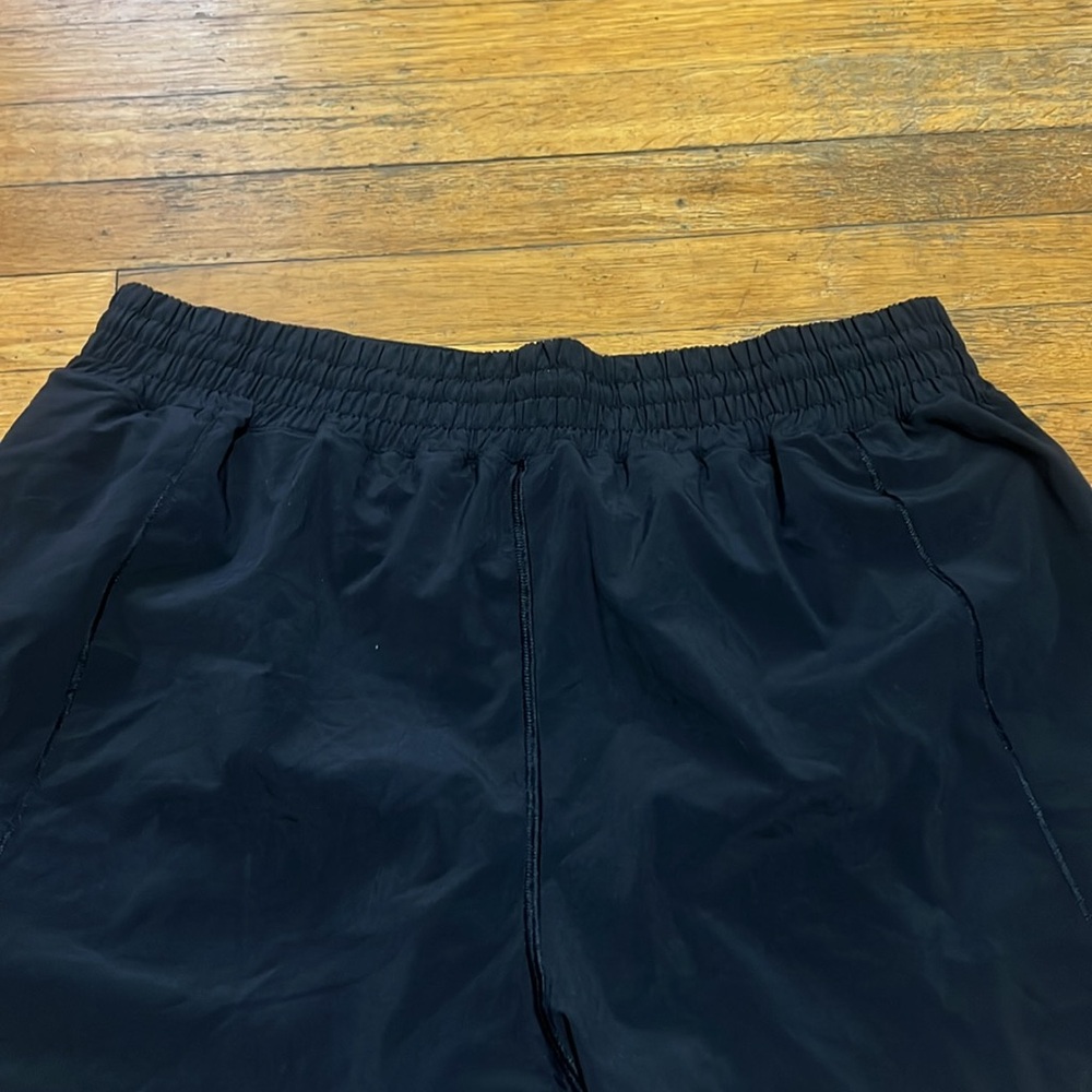 Lululemon Curvy Fit Hotty Hot Shorts High-Rise Long in Black, size 14 - Picture 14 of 16
